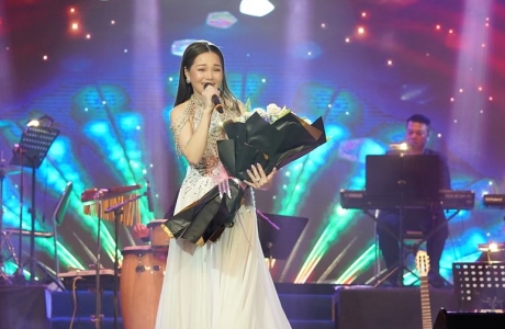 Lâm Nguyệt Ánh đẹp như nữ thần trong đêm live show Nhạc tình muôn thuở