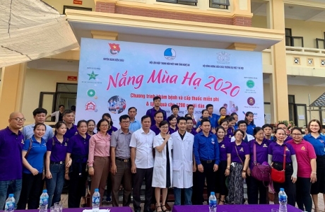 Chương trình “Nắng mùa hạ 2020”: Chia sẻ tấm lòng với bà con có hoàn cảnh khó khăn.