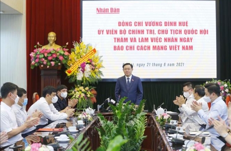 Chủ tịch Quốc hội thăm, chúc mừng các cơ quan báo chí