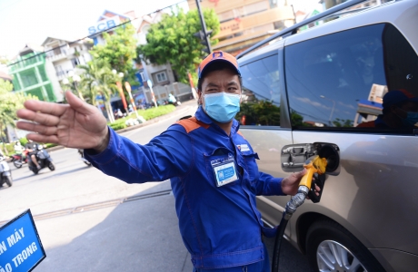 Xăng RON 95 vượt mốc 26.000 đồng/lít từ 15h chiều nay 21/2