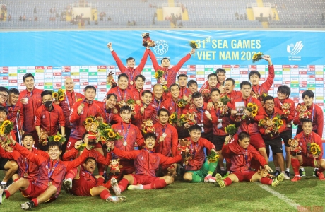 Khoảnh khắc tuyệt vời tại lễ trao Huy chương Vàng bóng đá nam SEA Games 31