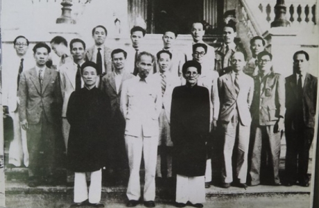 Hồ Chí Minh với việc trọng dụng nhân tài ngoài Đảng và các bài học kinh nghiệm