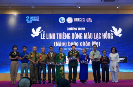 Nhiều hoạt động ý nghĩa tri ân các mẹ Việt Nam anh hùng, cựu tù chính trị, người có công