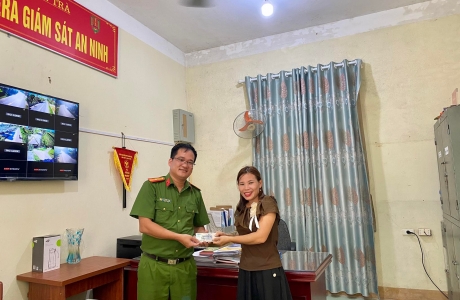 Đến công an trả lại tiền cho người chuyển nhầm vào tài khoản