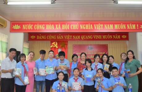Thăm và tặng quà tết Trung thu cho học sinh khuyết tật Trường Chuyên biệt Tương lai
