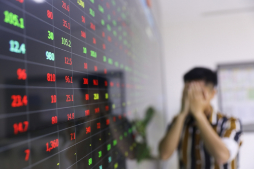 Thị trường điều chỉnh trở lại, VN-Index giảm gần 15 điểm