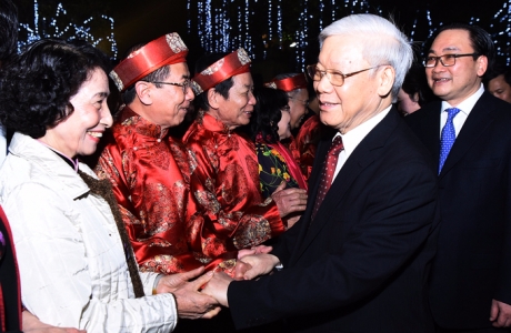 Tổng bí thư chúc Tết người dân ở phố đi bộ Hồ Gươm