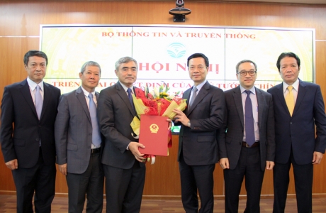 Bộ trưởng Nguyễn Mạnh Hùng trao Quyết định công tác cán bộ cho Thứ trưởng Nguyễn Minh Hồng