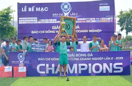 Chiếc áo đặc biệt tưởng nhớ Hoàng tồ và những hình ảnh đầy xúc động tại lễ Bế mạc Giải bóng đá Báo chí đồng hành cùng Doanh nghiệp lần 2