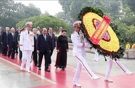 Lãnh đạo Đảng, Nhà nước dâng hương tưởng niệm các anh hùng liệt sĩ