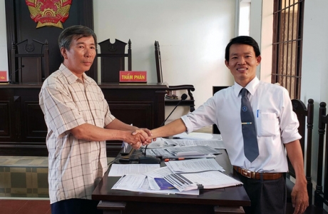 Người lao động thắng kiện doanh nghiệp trả lương ngừng việc sai luật