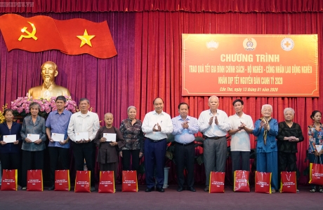 Thủ tướng trao quà Tết cho gia đình chính sách, hộ nghèo, công nhân lao động