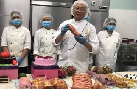 Bánh mì thanh long chỉ có ở Việt Nam, khách xếp hàng mua tơi tới