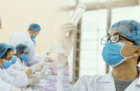 Giữa mùa dịch Covid-19, Đại học Bách khoa Hà Nội tự sản xuất 500 lít dung dịch sát khuẩn để chuyển xuống xã Sơn Lôi