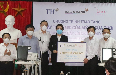 Nghệ An: Tập đoàn TH trao tặng 2 máy thở thông minh