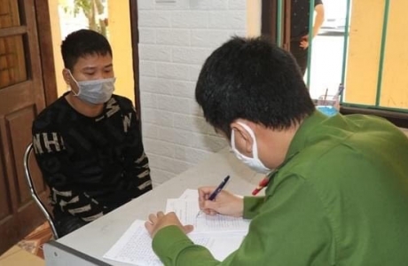 Tạm giữ hình sự đối tượng giật máy đo thân nhiệt  tại chốt kiểm soát dịch Covid 19