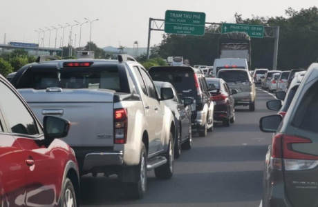  Hà Nội, TP.HCM kẹt xe tứ bề trong sáng ngày đầu nghỉ lễ
