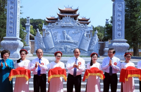 Thủ tướng dự khánh thành Đền thờ Gia tiên Chủ tịch Hồ Chí Minh