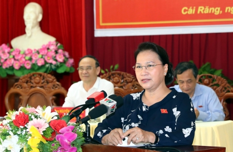 Chủ tịch Quốc hội tiếp xúc cử tri tại Cần Thơ