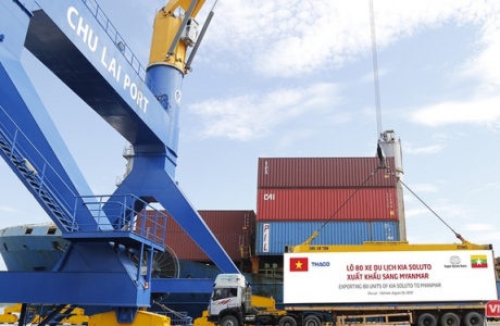 Thaco xuất lô hàng xe du lịch thứ ba sang Myanmar