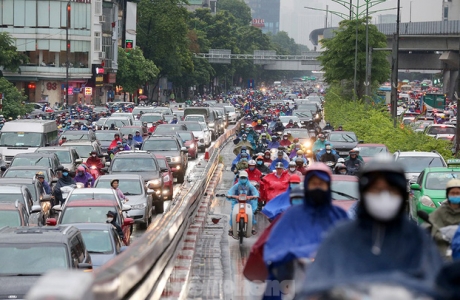 Ngày đầu tuần mưa lớn, nhiều tuyến phố Hà Nội ùn tắc dài