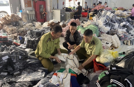 Thêm một cơ sở gia công quần áo gắn mác Adidas, Chanel, Gucci bị bắt quả tang