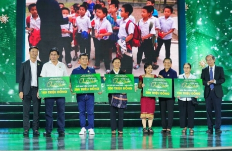 Sau bữa tiệc âm nhạc xúc cảm yêu thương, BTC trao tặng 1 tỉ đồng thiện nguyện 