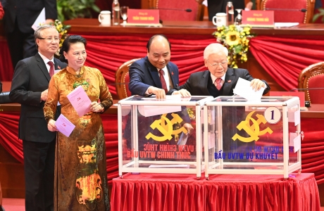 Các đại biểu bỏ phiếu bầu Ban Chấp hành Trung ương khóa XIII