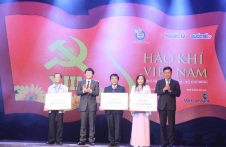 Hội Nhà báo Việt Nam trao 1200 suất quà cho 3 tỉnh miền Trung