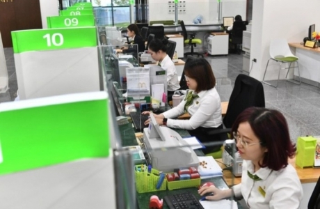Hàng chục nghìn nhân viên ngân hàng bị giảm thu nhập