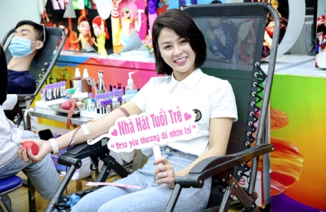 Đông đảo các nghệ sĩ Việt tham gia hiến máu với thông điệp ý nghĩa 