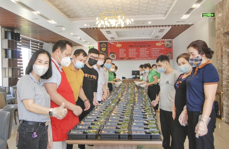 Hà Tĩnh: Người Hùng nấu 9.000 suất cơm miễn phí
