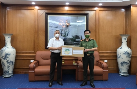 Hiệp hội VARISME trao tặng khẩu trang tới các chiến sỹ Công an và UBND phường trên địa bàn quận Long Biên 