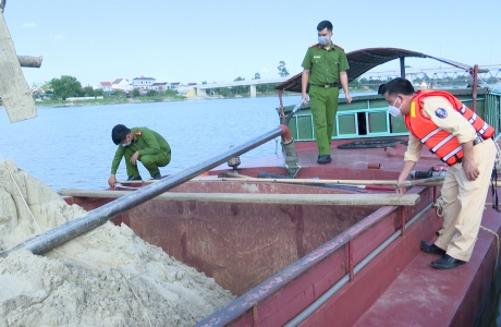 Hà Tĩnh: Bắt sà lan đang khai thác cát trái phép trên sông La