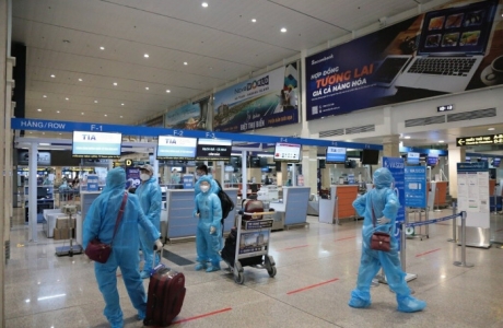 Ngày đầu mở cửa hàng không: 14 chuyến bay phải hủy