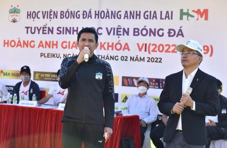 Kiatisuk khích lệ thí sinh dự tuyển vào Học viện Bóng đá Hoàng Anh Gia Lai   