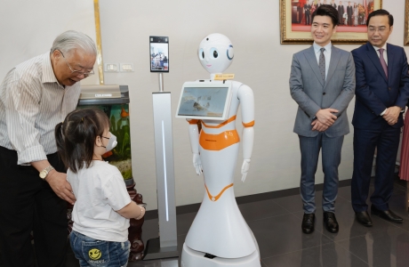 Nâng cao trải nghiệm khách hàng, SHB đưa Robot thông minh vào phục vụ giao dịch