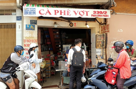 Cà phê vợt “muốn uống phải xếp hàng”