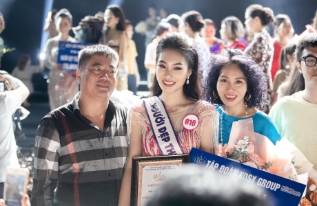 Người đẹp Thứ nhất Lê Khánh Linh trao toàn bộ giải thưởng cho các em nhỏ và bệnh nhân có hoàn cảnh khó khăn