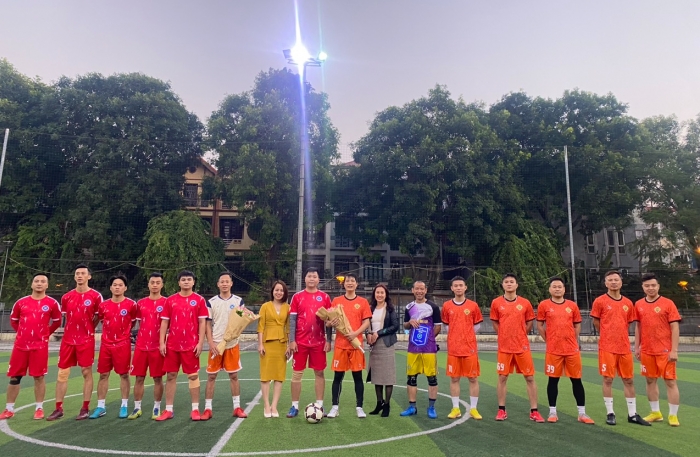 Giao hữu bóng đá giữa FC Tạp chí Doanh nghiệp và Thương hiệu nông thôn với FC Ủy ban nhân dân phường Văn Quán