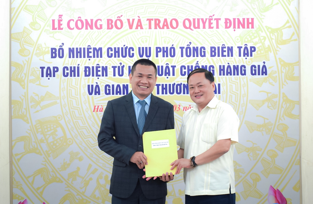 Trao quyết định bổ nhiệm Phó Tổng Biên tập Tạp chí Điện tử Kỹ thuật Chống hàng giả và Gian lận thương mại