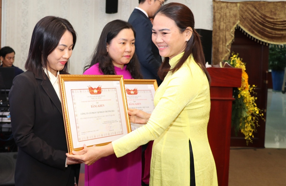  THACO nhận bằng khen vì những đóng góp tích cực trong hoạt động cộng đồng