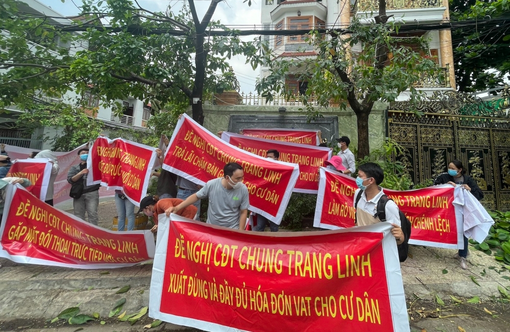Bị tính sai diện tích căn hộ, cư dân căng băng rôn phản đối Công ty Chung Trang Linh