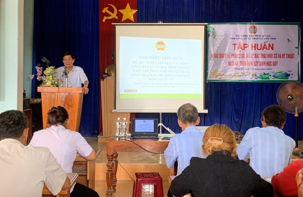 Gia Lai: 270 hội viên nông dân được tập huấn nuôi gà trên đệm lót sinh học dày