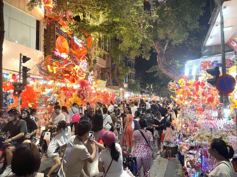 Người dân tập trung vô cùng đông đúc trên phố Hàng Mã để trải nghiệm và thăm quan. Ảnh: Hoàng Nam Người dân tập trung vô cùng đông đúc trên phố Hàng Mã để trải nghiệm và thăm quan. Ảnh: Hoàng Nam