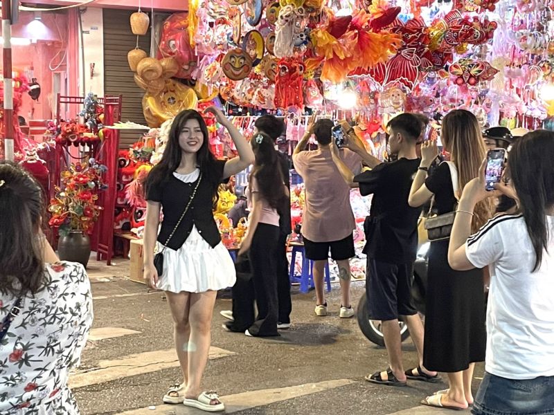 Nhiều bạn trẻ đến đây chụp hình trong khung cảnh lung linh sắc màu cùa phố Hàng Mã. Ảnh: Hoàng Nam Nhiều bạn trẻ đến đây chụp hình trong khung cảnh lung linh sắc màu cùa phố Hàng Mã. Ảnh: Hoàng Nam