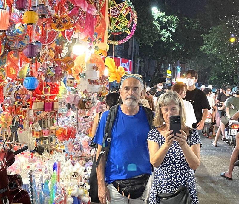 Du khách quốc tế đến thăm quan và trải nghiệm. Ảnh: Hoàng Nam Du khách quốc tế đến thăm quan và trải nghiệm. Ảnh: Hoàng Nam