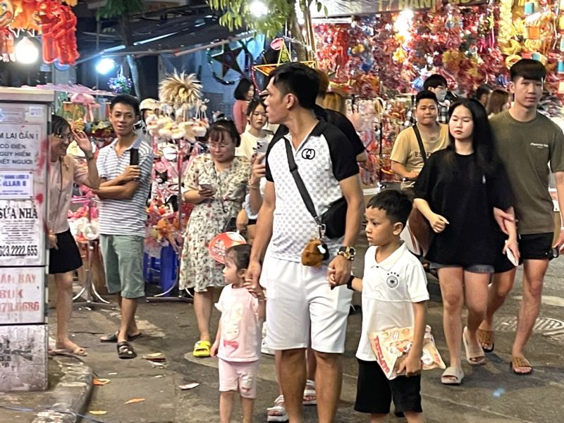 Nhiều gia đình đưa con nhỏ lên phố Hàng Mã vui chơi và mua sắm. Ảnh: Hoàng Nam Nhiều gia đình đưa con nhỏ lên phố Hàng Mã vui chơi và mua sắm. Ảnh: Hoàng Nam