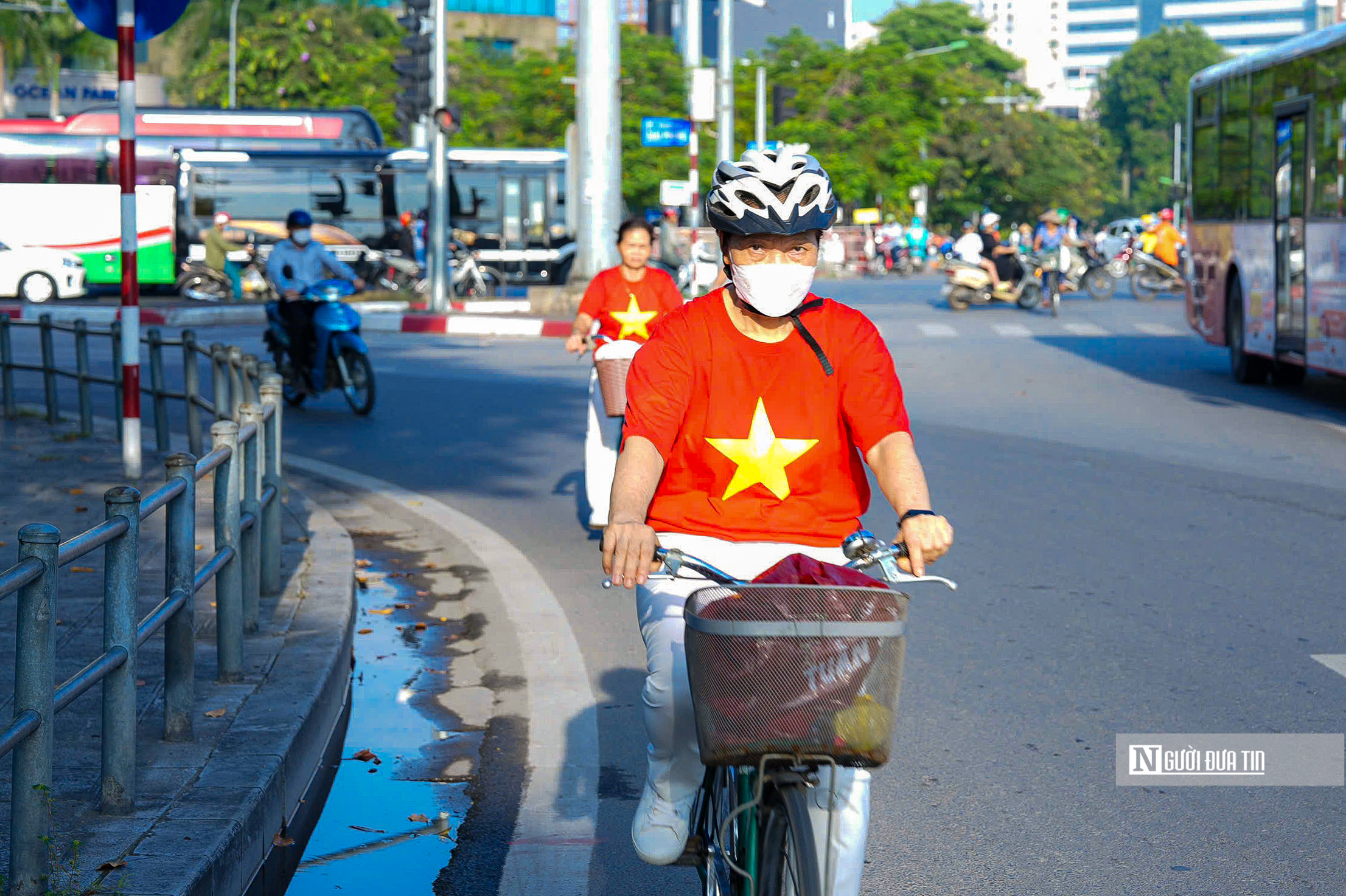 Phố phường Hà Nội bình yên ngày Tết Độc lập- Ảnh 10.