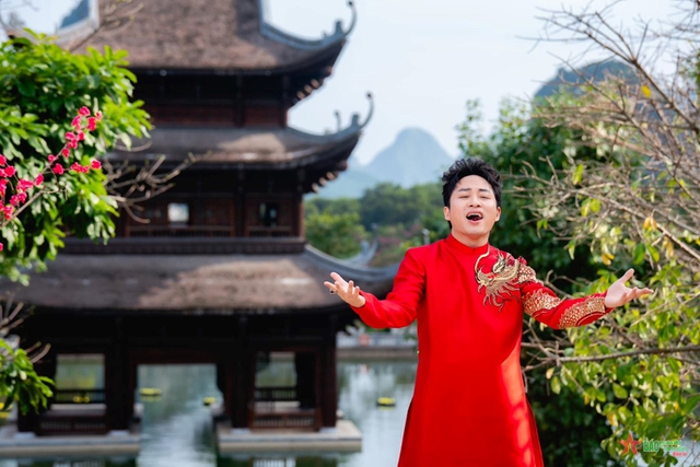 Ca sĩ Tùng Dương và cuộc hôn nhân viên mãn bên bà xã hơn 2 tuổi, ít xuất hiện- Ảnh 3. Ca sĩ Tùng Dương và cuộc hôn nhân viên mãn bên bà xã hơn 2 tuổi, ít xuất hiện- Ảnh 3.